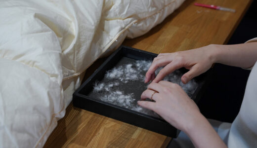 羽毛布団の生地を開いている様子。